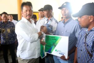 Di Batam, Nelayan Kecil pun Diproteksi: HMR Bagikan Ratusan Kartu Jaminan Sosial
