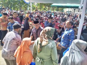 HMR Tugaskan Jefridin Bagi Sembako Subsidi untuk Warga Tiga Kelurahan di Sekupang
