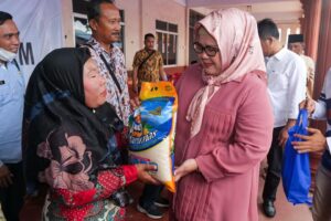 WARTA FOTO: Ajak Saling Bantu, Wagub Marlin Bagikan Sembako Bersubsidi di Bulang