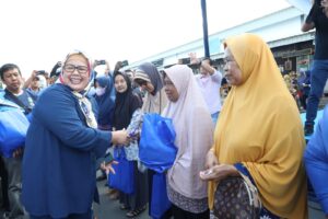 WARTA FOTO: Wagub Marlin Bagikan Sembako Bersubsidi untuk Warga Sekupang