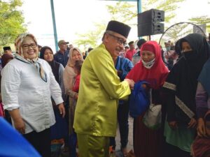 Marlin & Jefridin Bagi-bagi Sembako Subsidi di Sagulung, Warga Kirim Terima Kasih ke HMR