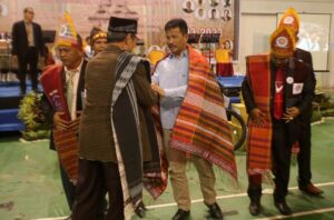 Tanda Ikatan Cinta & Doa, Ketua Umum PBSS Sematkan Ulos Batak kepada HMR