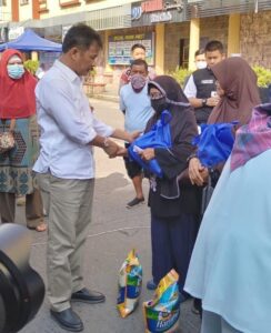 WARTA FOTO: Warga Sambut Meriah HMR & Marlin Bagikan Sembako Subsidi di Lubukbaja