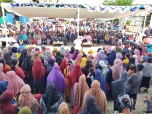 WARTA FOTO: Ramai Sekali Warga Sagulung Sambut Marlin Bagi-bagi Sembako Bersubsidi