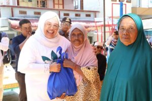 WARTA FOTO: Bersama HMR, Marlin ke Pulau Kasu dan Bagikan Sembako Bersubsidi
