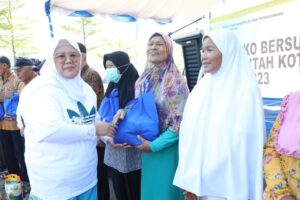 WARTA FOTO: Marlin & HMR Bagi Sembako Bersubsidi untuk Warga Belakangpadang