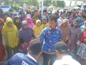 HMR Datang, Warga Sekupang Senang Sambut Pembagian Sembako Bersubsidi