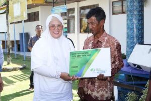 WARTA FOTO: Bersama HMR, Marlin Serahkan Kartu BPJS bagi Nelayan Kecil