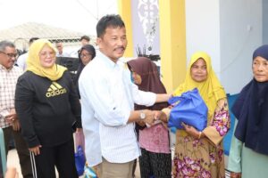 Hari Terakhir, HMR & Wagub Marlin Bagi-bagi Sembako Bersubsidi untuk Warga Nongsa