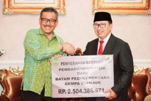 Jefridin Serahkan Rp2,5 M, Bantuan Warga Batam untuk Korban Gempa ke Bupati Cianjur