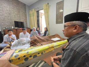 Ikut Berbelasungkawa, Jefridin Melayat ke Rumah Duka Almarhum “Bang Yos” di KDA