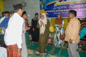 SAFARI RAMADAN: Marlin Tarawih dan Salurkan Bantuan untuk Masjid Al Hijrah, Kabil