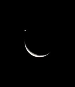 Cantiknya Bulan Sabit 2 Ramadan 1444 H Malam di Batam Bersanding dengan Bintang