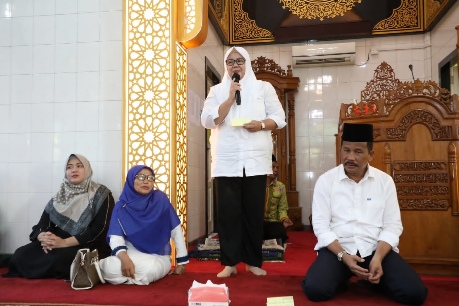 KETUA TP-PKK Kota Batam Hj Marlin Agustina, memberi sambutan di sela bersilaturahmi dengan ratusan tokoh agama se-Kecamatan Bengkong, di Masjid Istiqomah, Bengkongabadi, Senin (27/3/2023).