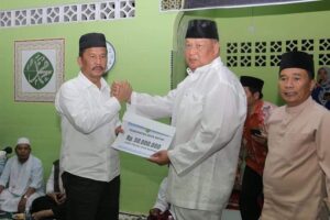 SAFARI RAMADAN: HMR Salat Berjemaah & Serahkan Bantuan untuk Dua Masjid di Karas
