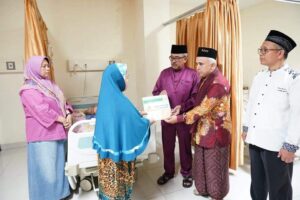Bersama Baznas, Jefridin Datang Bantu Saripah, Bocah Kecil Pengidap Kanker Ganas