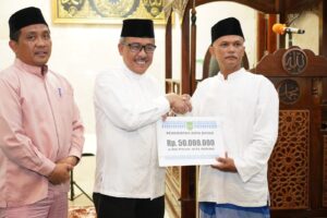 SAFARI RAMADAN: Jefridin Bagi Bantuan Pembangunan Masjid Al Hidayah Tibanlama
