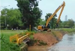 Alat Berat BM-SDA Batam Keruk Drainase Jalan Raja Isa Cegah Air Meluber saat Hujan
