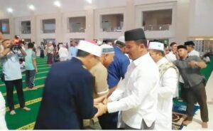 Tarawih Perdana di Masjid Sultan, HMR Jadi Rebutan Salaman Jemaah hingga Anak-anak