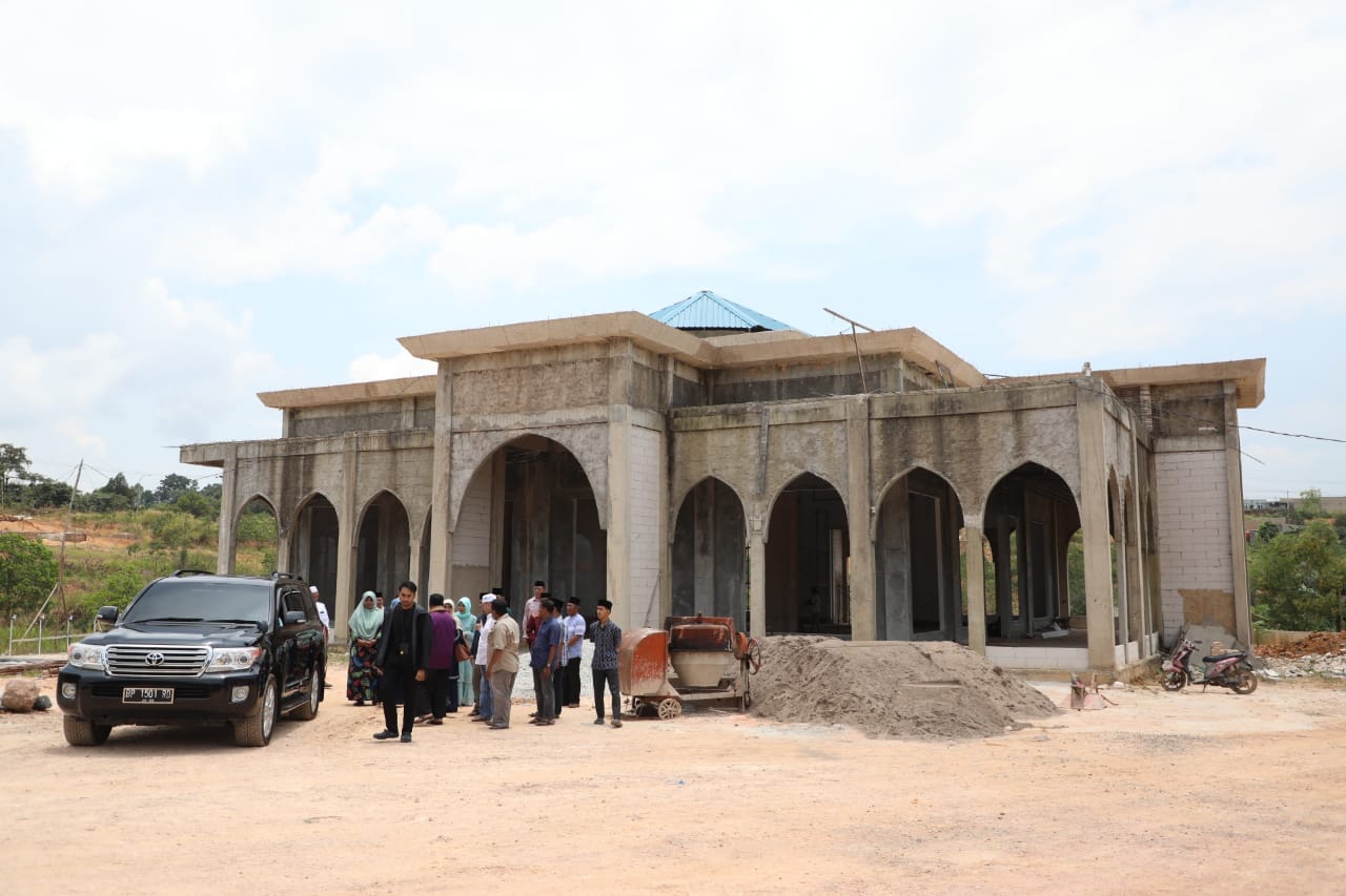 WAJAH Masjid Raja Hamidah, sesuai nama almarhumah ibunda Wagub Marlin, di Kabil, Kecamatan Nongsa, Minggu (2/4/2023).