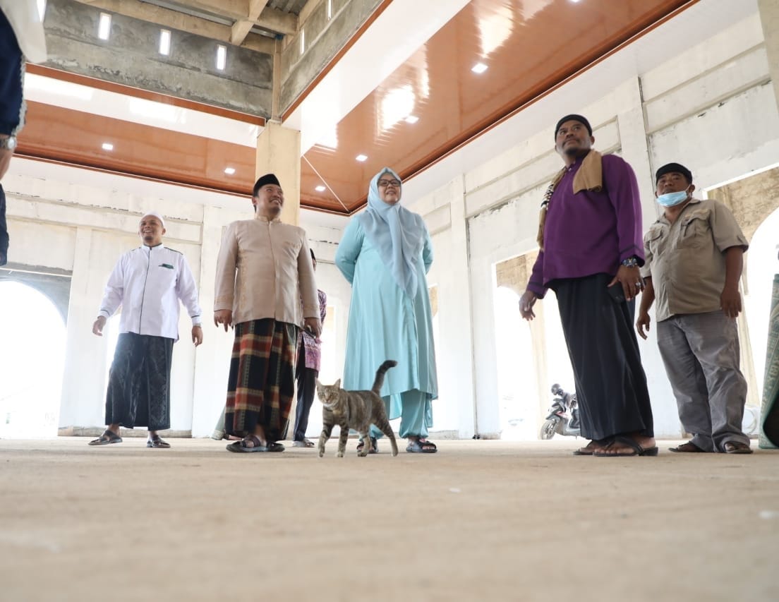 USTAZ Karim, mengantar Wagub Marlin meninjau Masjid Raja Hamidah, di Kabil, Kecamatan Nongsa, Minggu (2/4/2023).