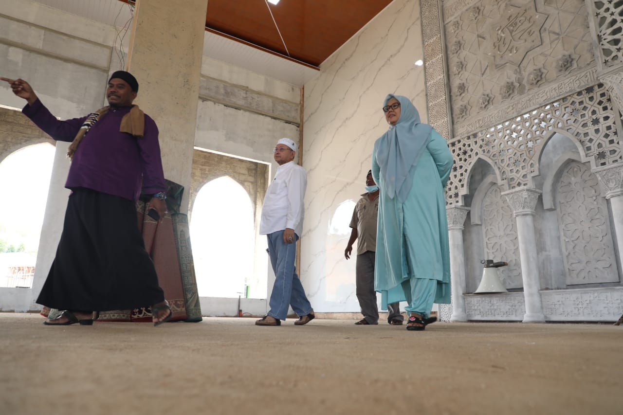 USTAZ Karim, mengantar Wagub Marlin meninjau Masjid Raja Hamidah, di Kabil, Kecamatan Nongsa, Minggu (2/4/2023).