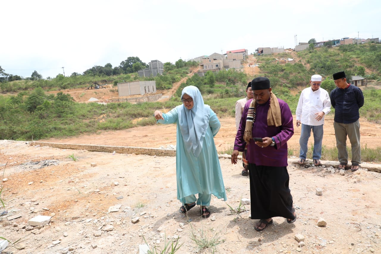 WAGUB Marlin, melihat pemandangan sekitar di sela meninjau Masjid Raja Hamidah, sesuai nama almarhumah ibundanya, di Kabil, Kecamatan Nongsa, Minggu (2/4/2023).