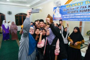 WARTA FOTO: Safari Ramadan di Seilekop, Marlin Diserbu Para Remaja untuk Salaman