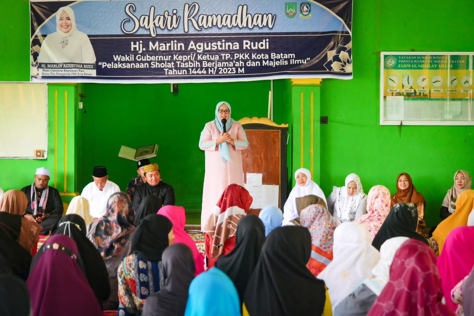 WAGUB Marlin, menyerahkan bantuan paket sembako di sela melaksanakan Safari Ramadan & Salat Tasbih di Masjid Manbaul Hidayah, Kavling Senjulung, Kabil, Kecamatan Nongsa, Batam, Sabtu (8/4/2023) pagi, atau 17 Ramadan 1444 Hijriah.