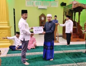 SAFARI RAMADAN: Diterima Jamil, HMR Bantu Masjid Jamik Kelana Jaya Rp100 Juta