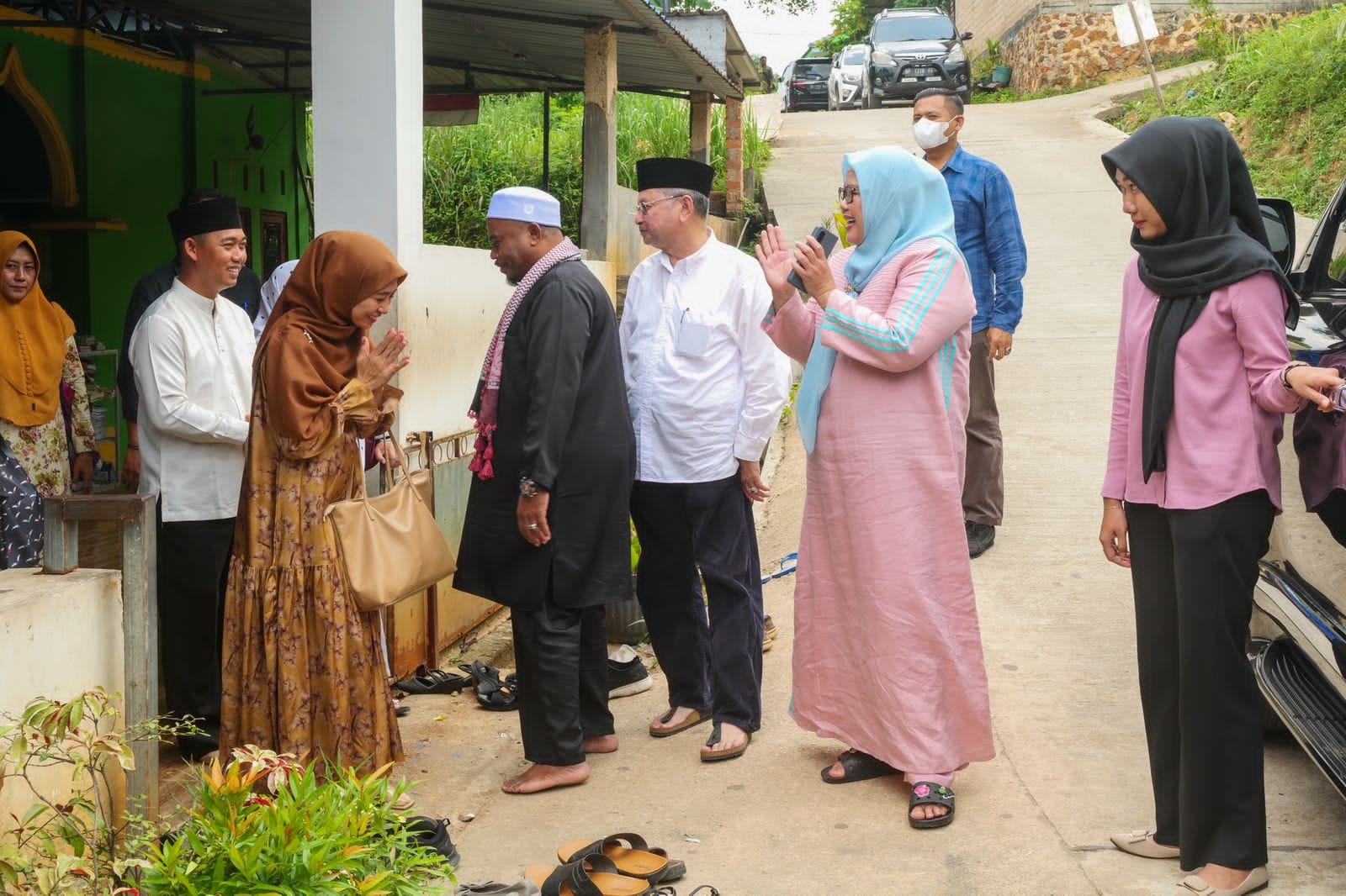 WAGUB Marlin, menyerahkan bantuan paket sembako di sela melaksanakan Safari Ramadan & Salat Tasbih di Masjid Manbaul Hidayah, Kavling Senjulung, Kabil, Kecamatan Nongsa, Batam, Sabtu (8/4/2023) pagi, atau 17 Ramadan 1444 Hijriah.
