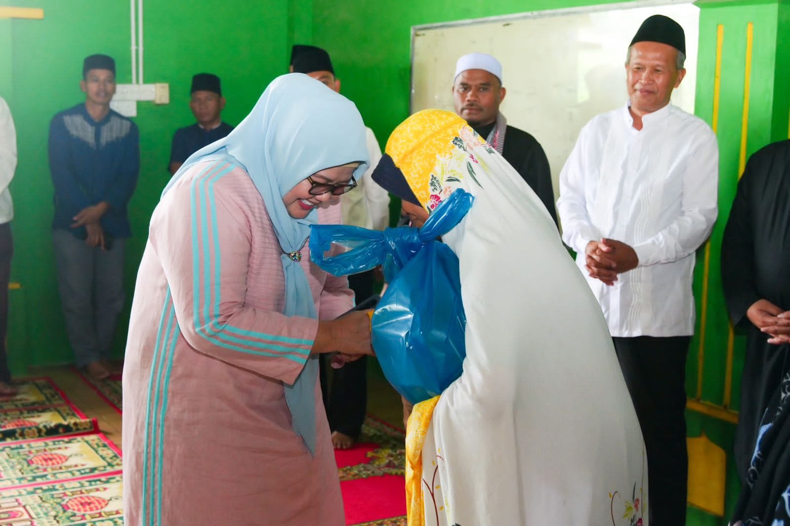 WAGUB Marlin, menyerahkan bantuan paket sembako di sela melaksanakan Safari Ramadan & Salat Tasbih di Masjid Manbaul Hidayah, Kavling Senjulung, Kabil, Kecamatan Nongsa, Batam, Sabtu (8/4/2023) pagi, atau 17 Ramadan 1444 Hijriah.