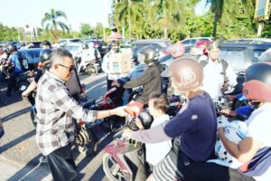 Wujud Solidaritas Ramadan, Jefridin Ikut HJN Bagi-bagi Takjil di Simpang Kepri Mall