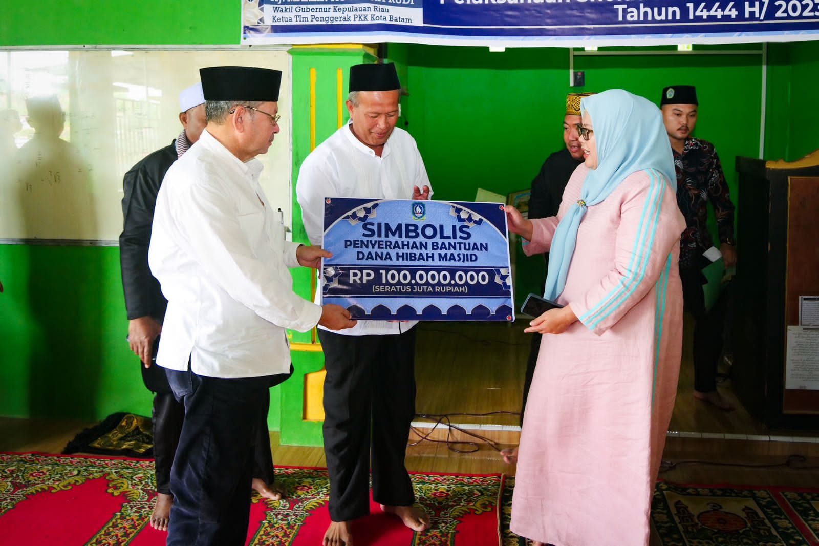 WAGUB Marlin, menyerahkan bantuan paket sembako di sela melaksanakan Safari Ramadan & Salat Tasbih di Masjid Manbaul Hidayah, Kavling Senjulung, Kabil, Kecamatan Nongsa, Batam, Sabtu (8/4/2023) pagi, atau 17 Ramadan 1444 Hijriah.