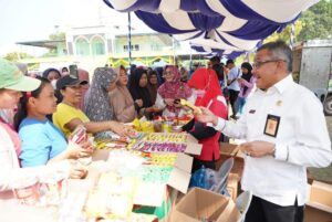 Jaga Amanah HMR, Jefridin Bantu Layani “Serbuan” Pembeli Pasar Murah Pemko Batam