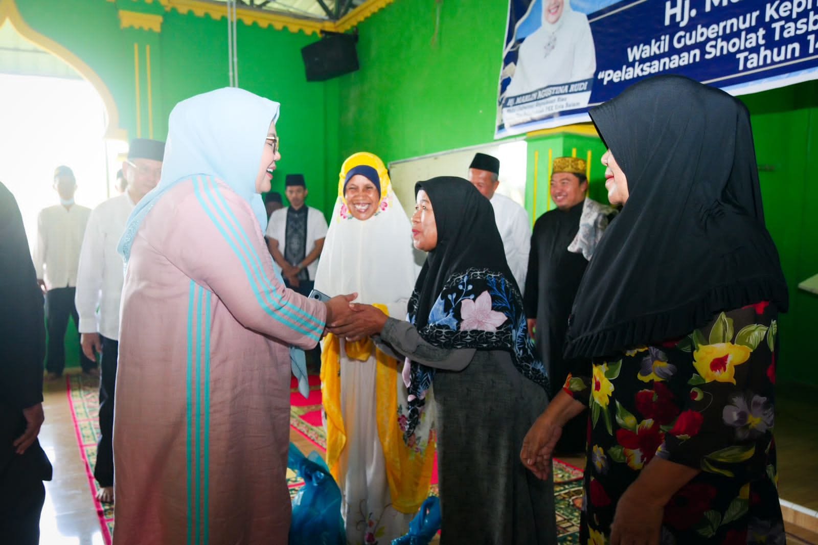 WAGUB Marlin, menyerahkan bantuan paket sembako di sela melaksanakan Safari Ramadan & Salat Tasbih di Masjid Manbaul Hidayah, Kavling Senjulung, Kabil, Kecamatan Nongsa, Batam, Sabtu (8/4/2023) pagi, atau 17 Ramadan 1444 Hijriah.