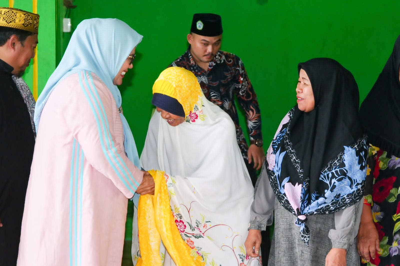 WAGUB Marlin, menyerahkan bantuan paket sembako di sela melaksanakan Safari Ramadan & Salat Tasbih di Masjid Manbaul Hidayah, Kavling Senjulung, Kabil, Kecamatan Nongsa, Batam, Sabtu (8/4/2023) pagi, atau 17 Ramadan 1444 Hijriah.