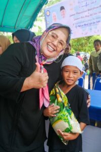 WARTA FOTO: Haru dan Bahagia, Marlin Bagi-bagi Beras untuk Warga Rempangcate