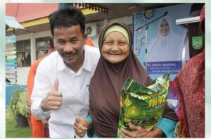 Warga Galang Senang, Jelang Idulfitri HMR, Marlin & Jefridin Bagi-bagi Ribuan Beras