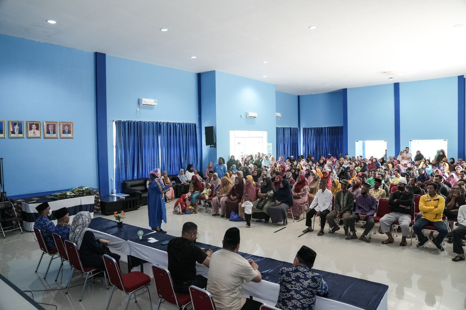 SUASANA acara penyaluran beras kepada masyarakat Kecamatan Bulang, di Fasilitas Umum, Pulau Setokok, Kecamatan Bulang, Senin (17/4/2023) siang.