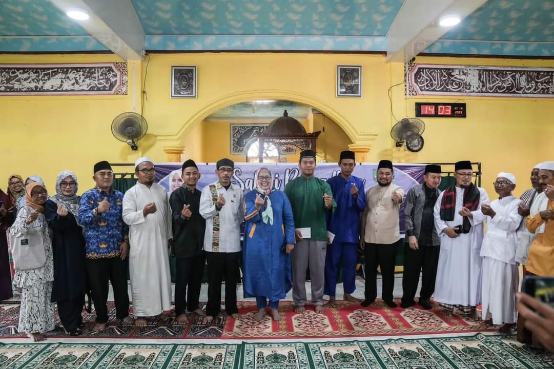 WAGUB Marlin, foto bersama di sela Safari Ramdan dan Ceramah Agama di Masjid Al- Iman, Pulau Setokok, Kecamatan Bulang, Senin (17/4/2023) siang.