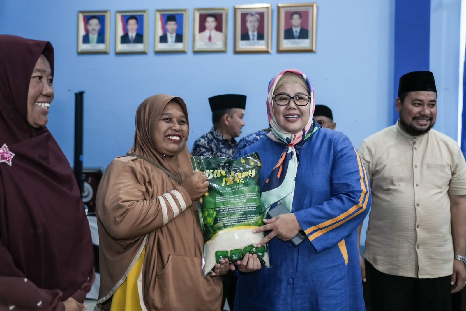 WAGUB Marlin, menyalurkan beras kepada masyarakat Kecamatan Bulang, di Fasilitas Umum, Pulau Setokok, Kecamatan Bulang, Senin (17/4/2023) siang.