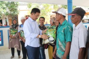 Bagikan 6.500 Sak Beras di Belakangpadang, HMR Puji Aksi Kepedulian Pengusaha Batam