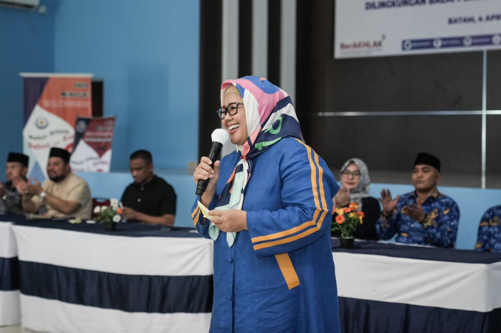 WAGUB Marlin, memberi sambutan di acara penyaluran beras kepada masyarakat Kecamatan Bulang, di Fasilitas Umum, Pulau Setokok, Kecamatan Bulang, Senin (17/4/2023) siang.