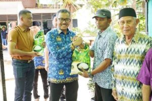 Jefridin Kembali Keluar Masuk Pulau untuk Bagi Ribuan Sak Beras, Kali Ini Giliran Bulang