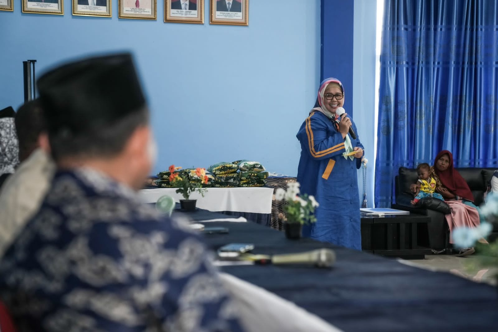 WAGUB Marlin, memberi sambutan di acara penyaluran beras kepada masyarakat Kecamatan Bulang, di Fasilitas Umum, Pulau Setokok, Kecamatan Bulang, Senin (17/4/2023) siang.