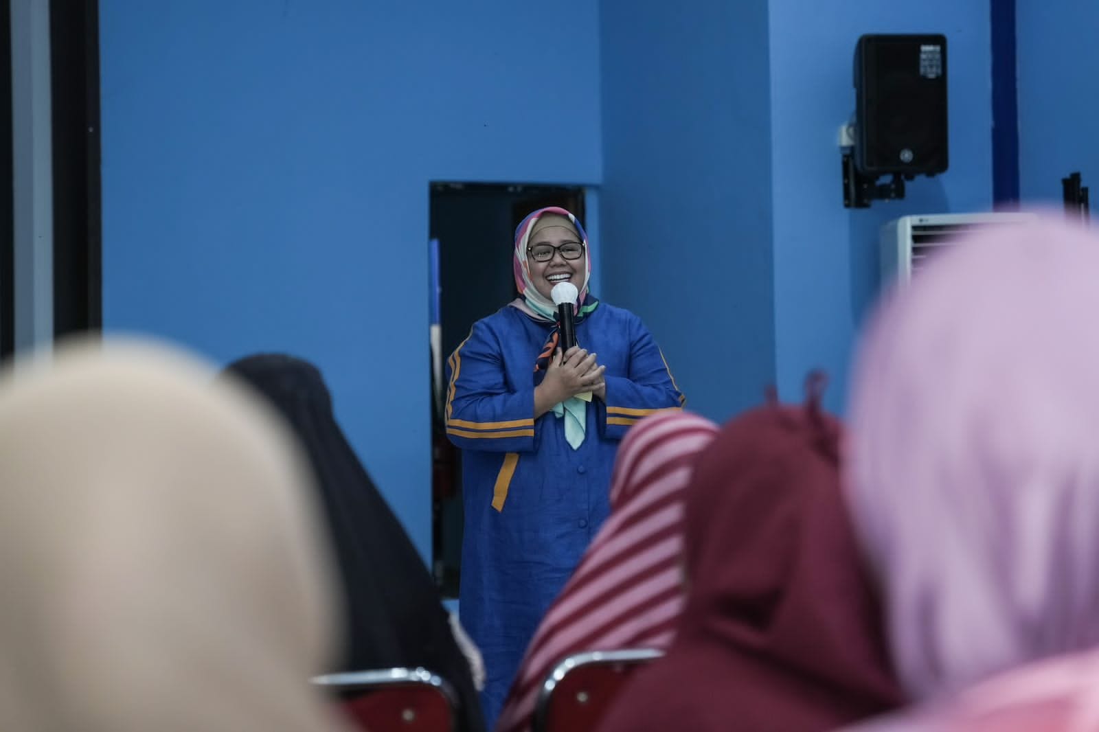 WAGUB Marlin, memberi sambutan di acara penyaluran beras kepada masyarakat Kecamatan Bulang, di Fasilitas Umum, Pulau Setokok, Kecamatan Bulang, Senin (17/4/2023) siang.