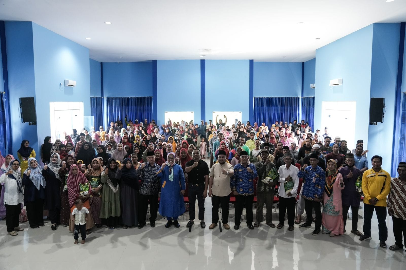 WAGUB Marlin, foto bersama di acara penyaluran beras kepada masyarakat Kecamatan Bulang, di Fasilitas Umum, Pulau Setokok, Kecamatan Bulang, Senin (17/4/2023) siang.