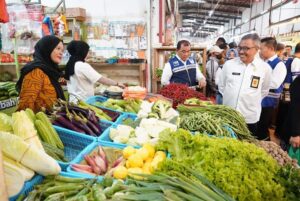 Blusukan di Pasar Tibancenter, Harga-harga Masih Normal, Jefridin Semangati Pedagang