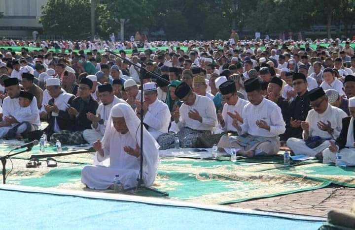HARI KEMENANGAN: Foto dokumentasi saat Wali Kota Batam H Muhammad Rudi (HMR), saat melaksanakan Salat Idulfitri tahun 2022 lalu.